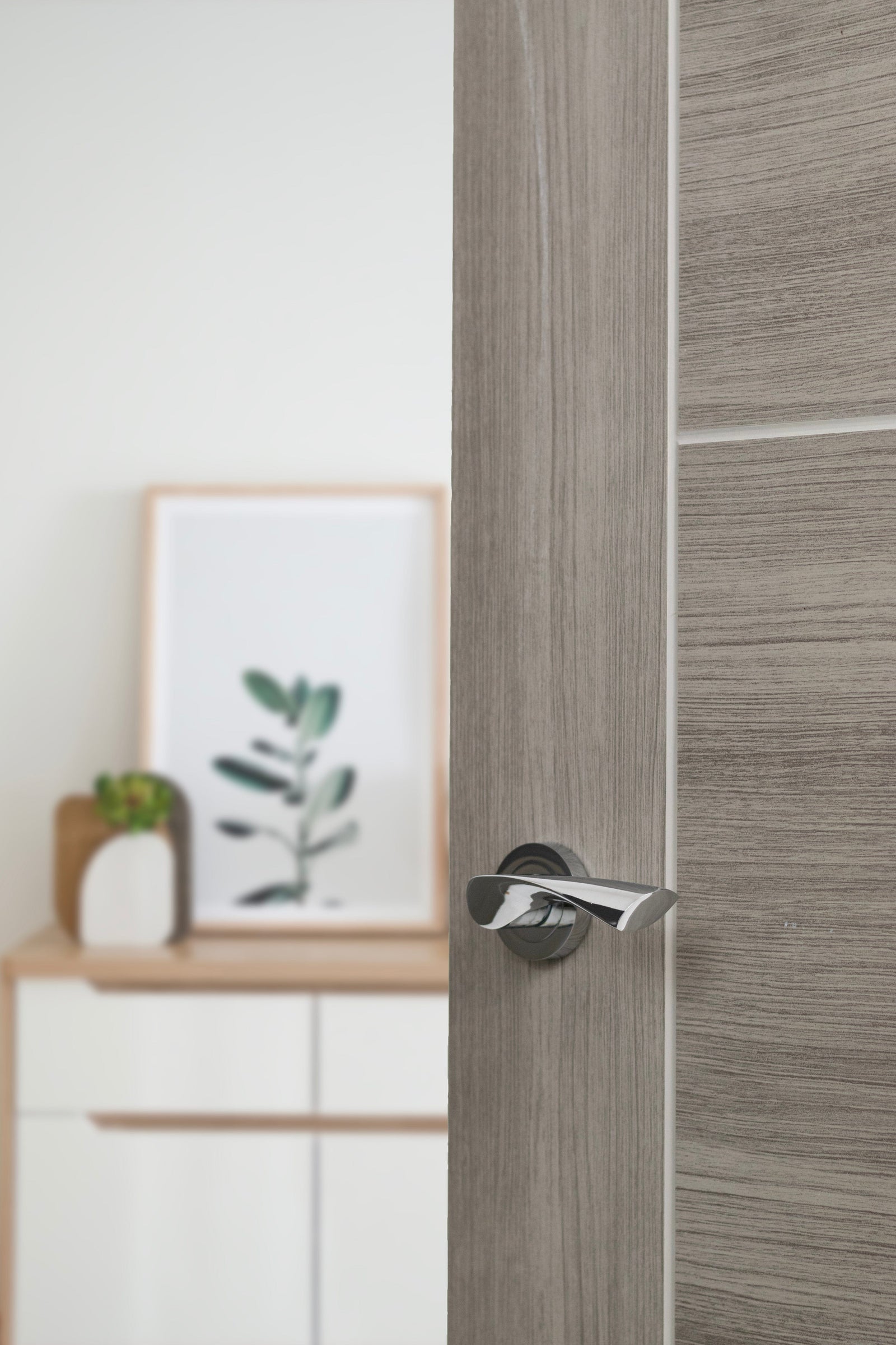 Eco Aqua Aluminium Lever Round Rose in Polished Chrome Lever on Round Rose Atlantic 