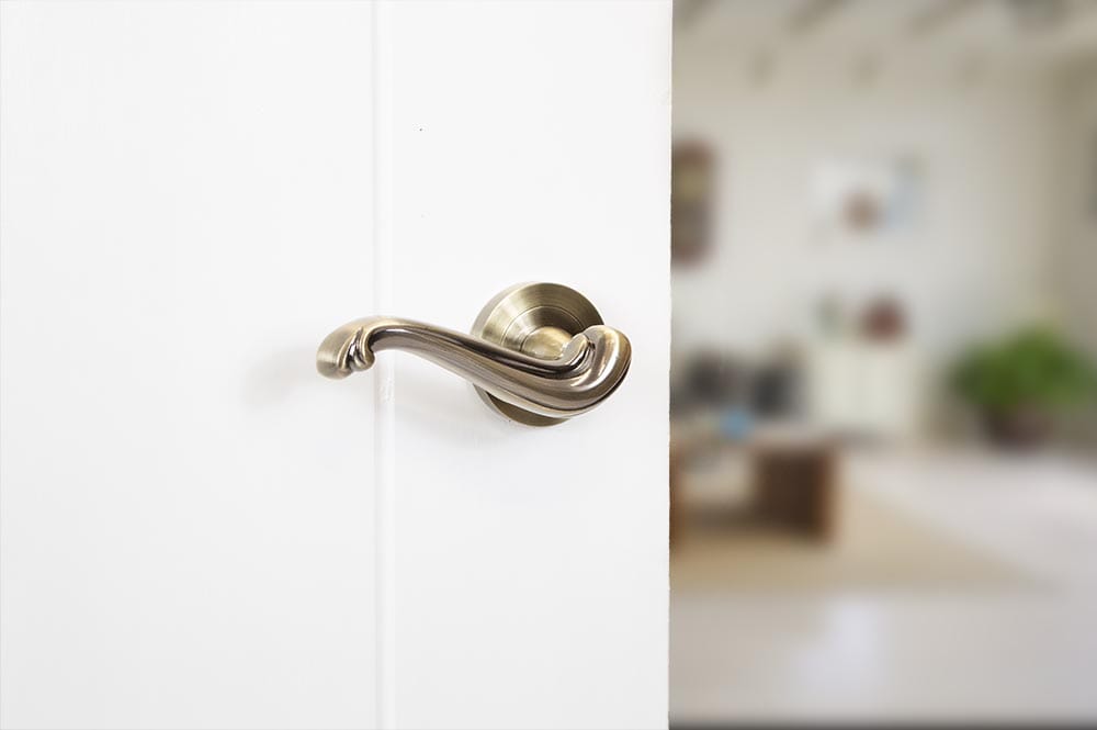 Old English Colchester Lever Round Rose in Antique Brass Lever on Round Rose Atlantic 