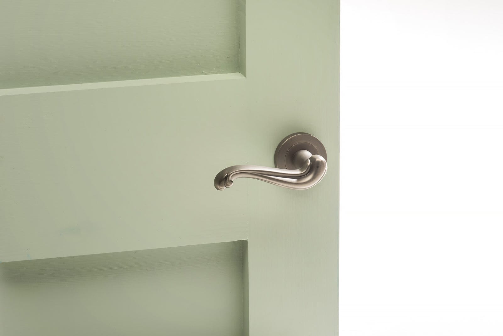 Old English Colchester Lever Round Rose (Latch & Hinges Included) Lever on Round Rose Atlantic 