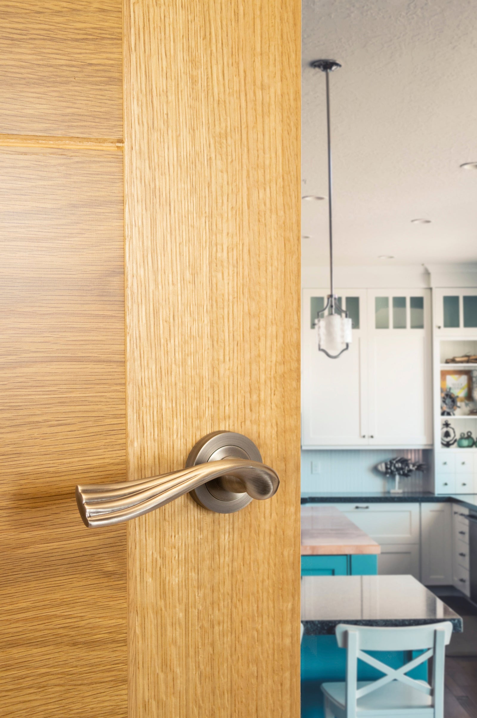 Old English Richmond Lever Round Rose (Latch & Hinges Included) Lever on Round Rose Atlantic 