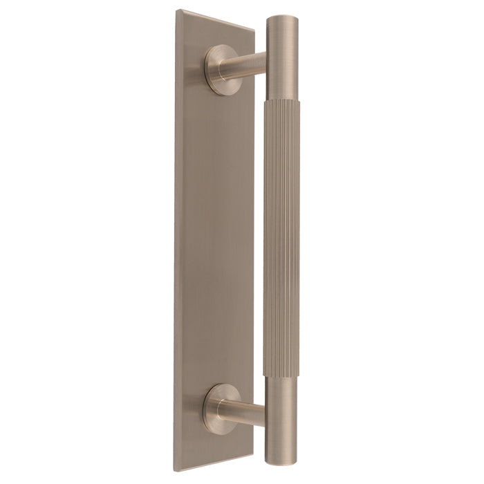 Lines Pull Handles on Backplate